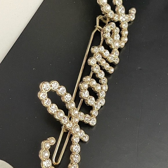 Chanel Script Hair Clip
Crystals and Pearls like New - Picture 2 of 13